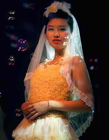 http://i1235.photobucket.com/albums/ff422/radiata25/condom-wedding-gown-fashion-show_49.jpg