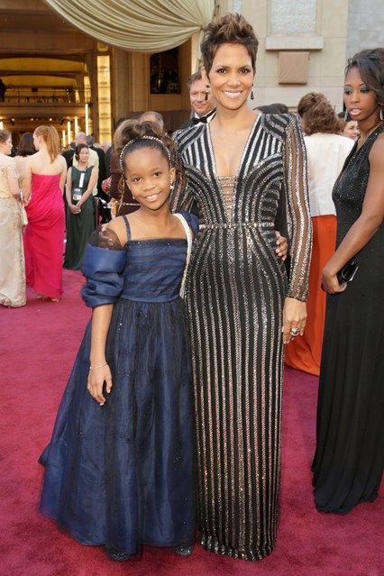 halle berry oscars photo: Oscars 2013 Red Carpet oscars-2013-halle-berry_zpsa7923f9f.jpg